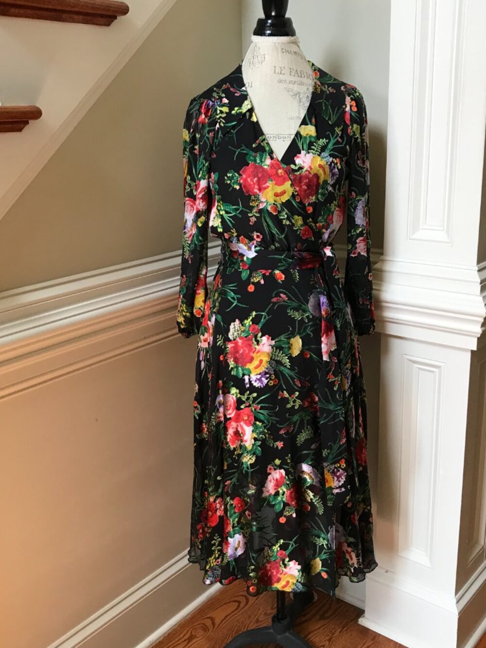 NWT Alice + Olivia Abney Wrap Midi Dress Womens 8 Black Red Floral V-Neck NEW - Picture 5 of 11